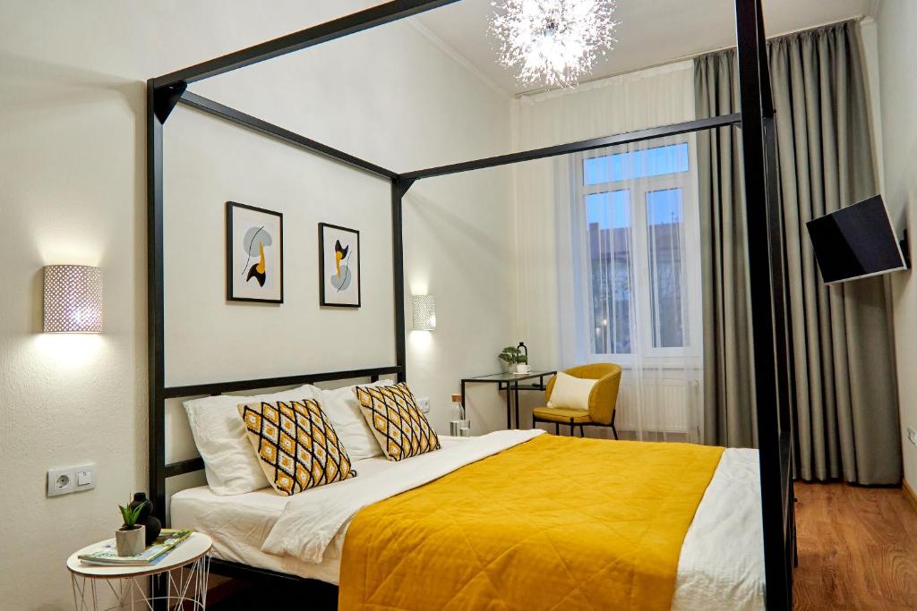 穆卡切沃Best Apartments on Kyryla & Mefodia的一间卧室配有一张带黄色毯子的大床