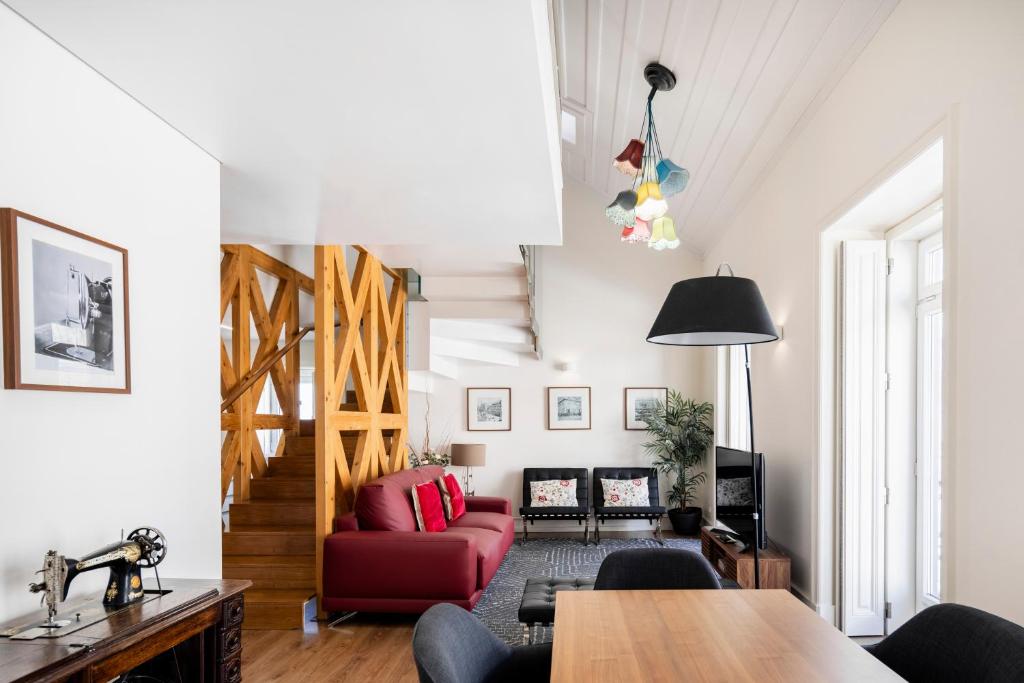 里斯本希亚多特林达德公寓 | 里斯本最佳公寓的客厅配有红色的沙发和桌子