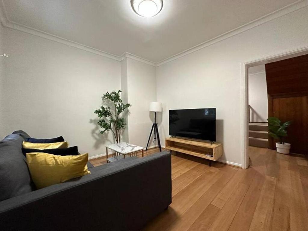 悉尼2 Bedroom Darling Harbour - Pyrmont 2 E-Bikes Included的带沙发和平面电视的客厅