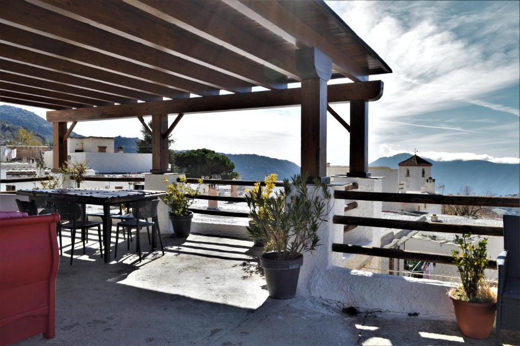 卡皮雷拉阿尔法加安东尼乡村酒店的享有美景的庭院配有桌椅。