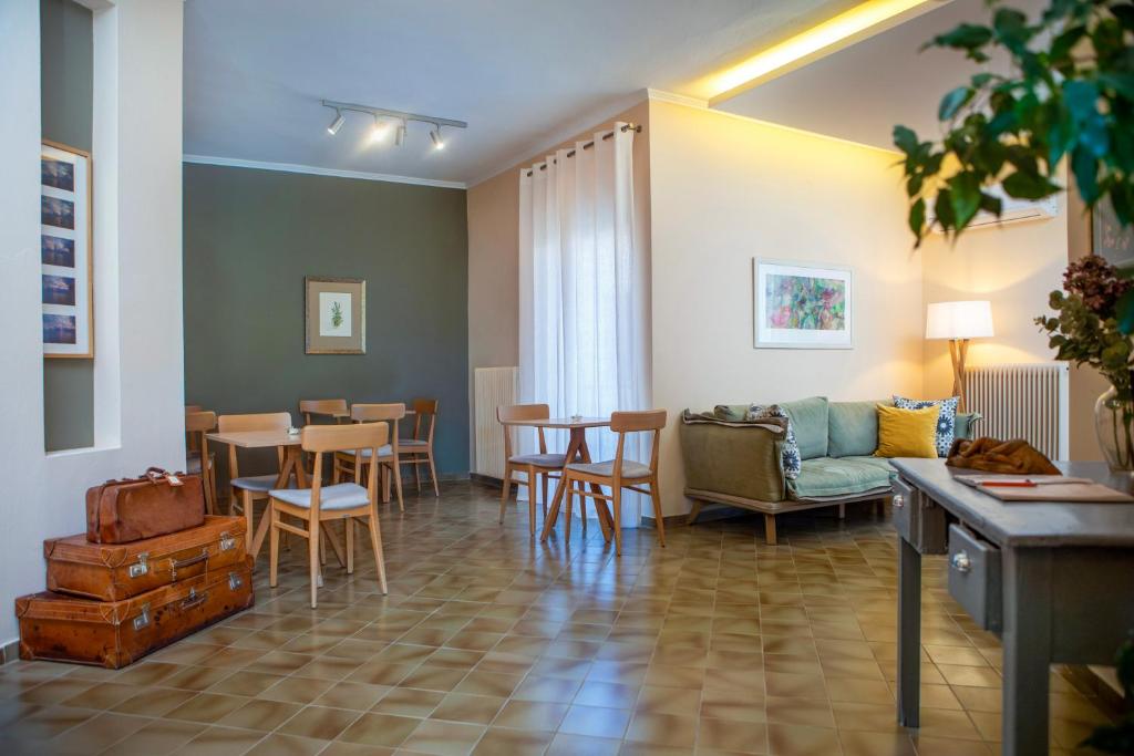 斯卡拉埃雷索Galini Hotel的客厅配有沙发和桌椅