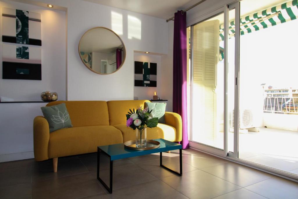戛纳Le Bobillot By ApiRent #Central #Terrasse #Wifi #Clim的客厅配有黄色的沙发和桌子