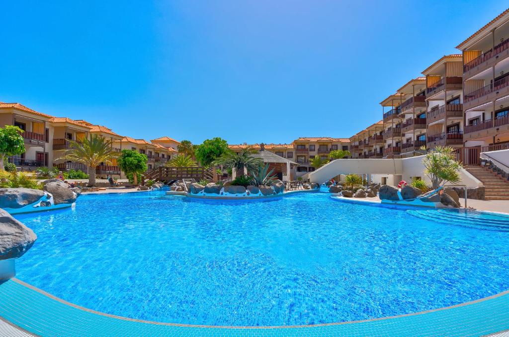 德尔锡伦西奥海岸Balcon del Mar 496的度假村内的大型游泳池