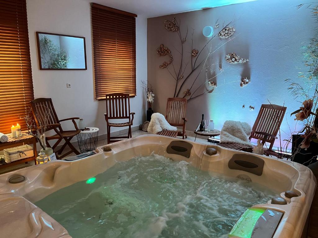 利托福卡西尼克Wellness Villa Liptov的客厅里设有一个装满水的大浴缸