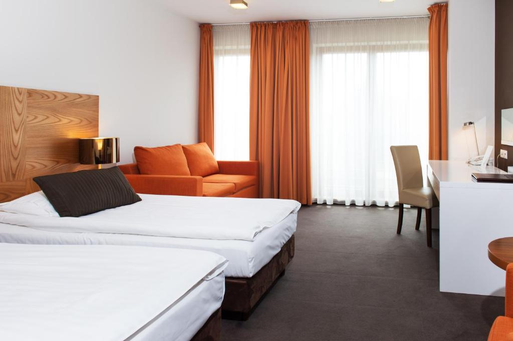 科希切日纳巴组尼酒店&Spa的酒店客房配有两张床和一张书桌