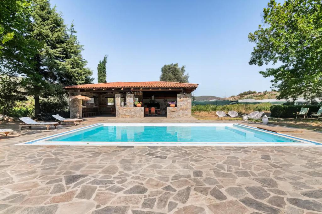 马拉松Villa OINOI with Pool for Luxury Vacation and Events的一座带凉亭的房子前的游泳池