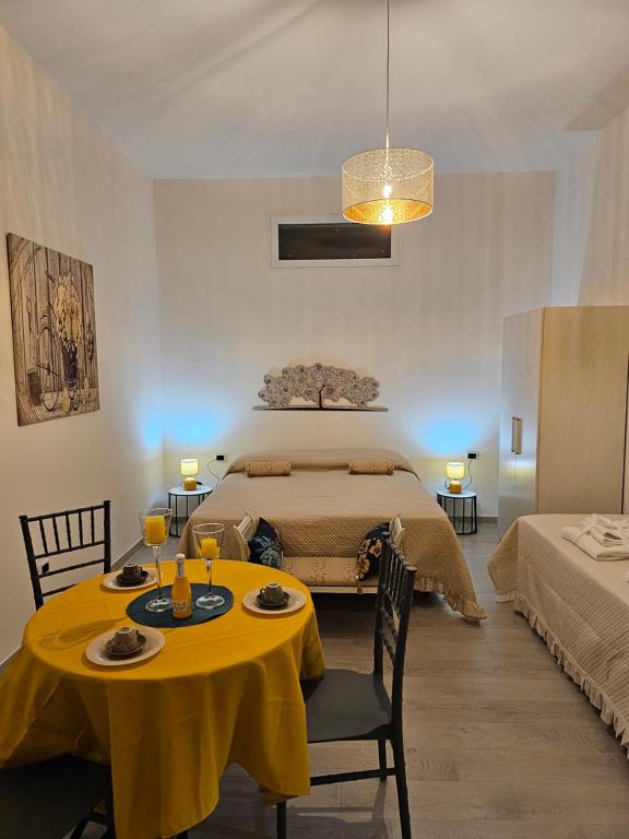 SantʼAngelo in FormisCasa Miccio B&B的一间卧室配有一张床和一张桌子,上面有食物