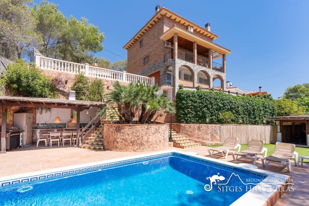 奥利维拉Charming Villa Del Cel, peaceful location, private pool and A/C的一座带游泳池和房子的别墅