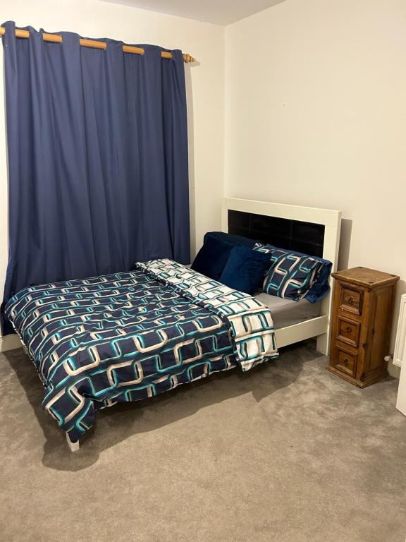 都柏林Heyward mews holiday homes的一间卧室配有床和蓝色窗帘