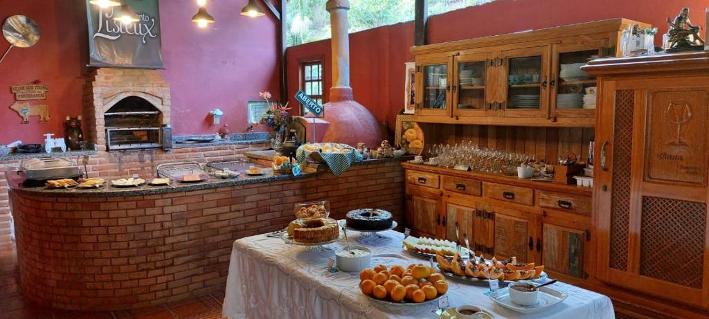 弗洛里亚努元帅镇Pousada Recanto Lisieux的厨房配有餐桌和食物