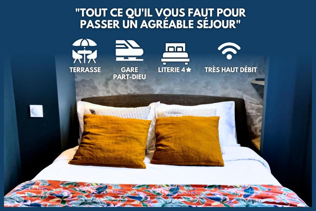 里昂Luxury Apartment "Le Raffiné" - Lyon Part-Dieu - Dreamy Flat Lyon的一张带两个枕头和蓝色墙壁的床
