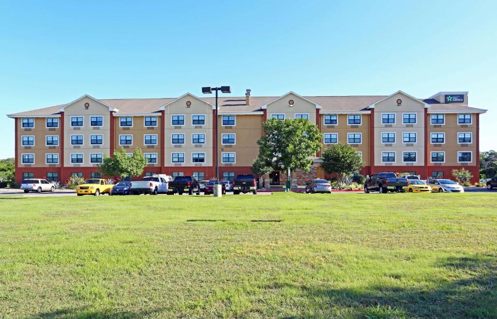奥斯汀美国长居酒店 - 奥斯汀 - 西南部的停车场内停放汽车的大型建筑