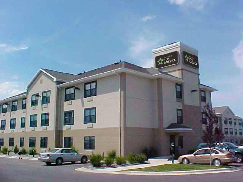 比林斯美国 - 比林斯 - 西区长住酒店的停车场内有车辆的旅馆