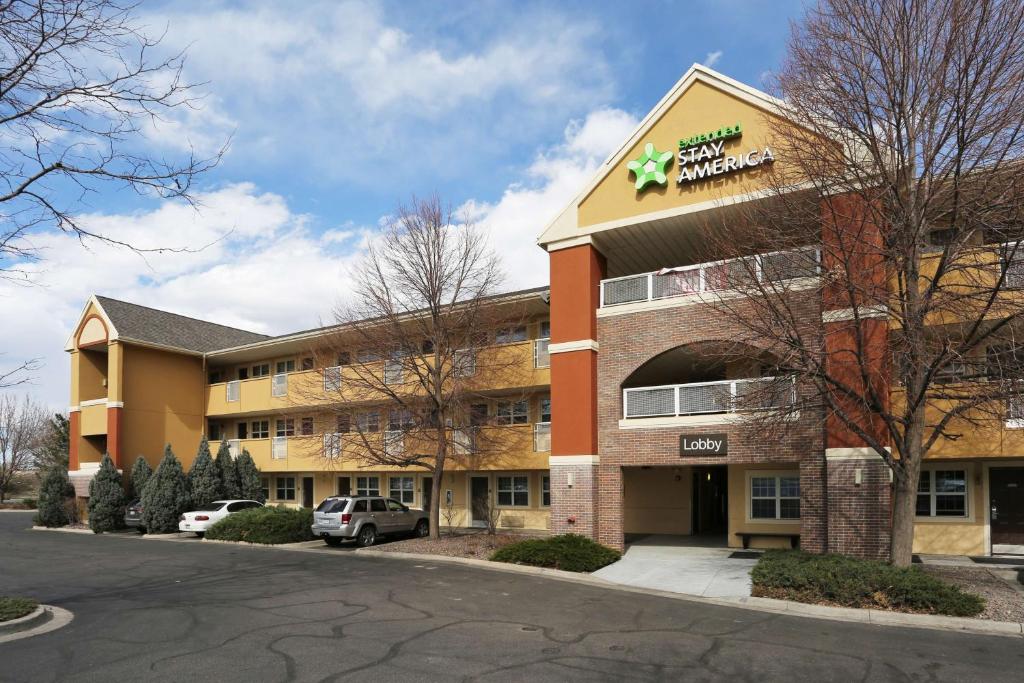 莱克伍德Extended Stay America Select Suites - Denver - Lakewood South的上面有标志的办公楼