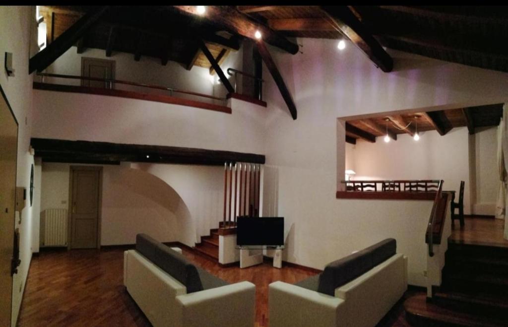博洛尼亚De' Pepoli Rooms & Apartments的客厅配有两张沙发和一台电视