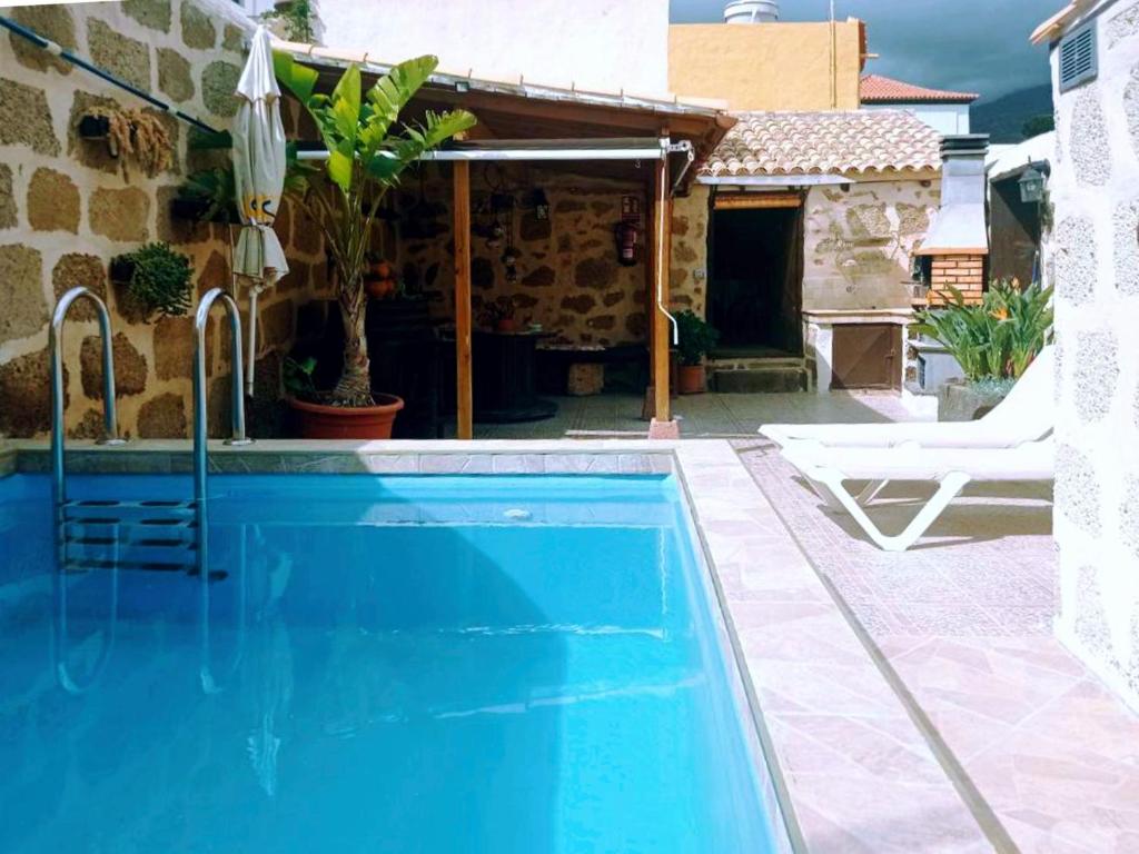 Arico el NuevoLive Arico Lagar的房屋前的游泳池