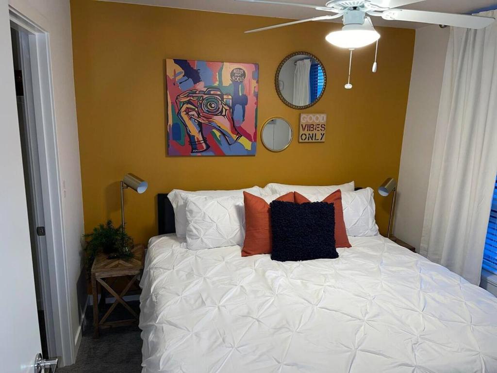 塔科马Full Kitchen-youtubetv-smart Locksking Bedtop Fl的卧室配有白色的床和枕头。
