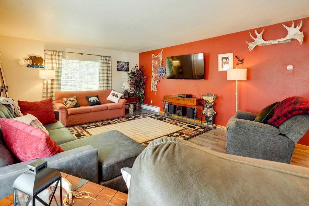 索尔多特纳Single-Story Soldotna Home Near the Kenai River!的客厅设有红色的墙壁和沙发。