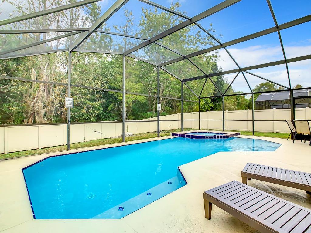 基西米Casita mi Encanto a Cozy & Spacious House, 4-bedroom 3-Bath & pool的一个带玻璃屋顶的室内游泳池