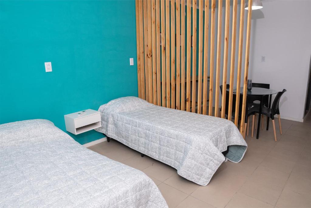 帕索德洛斯利布雷斯Alta Pinta的客房设有两张床、一张桌子和一张书桌