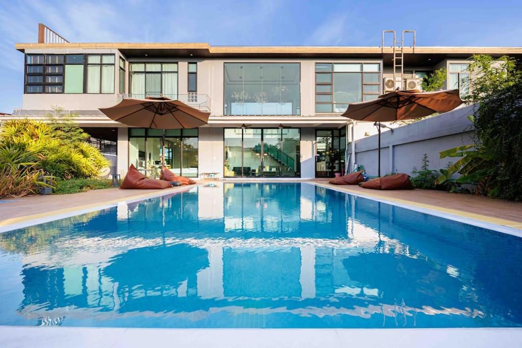 曼谷曼谷市区700平五房独栋泳池别墅的房屋前的游泳池