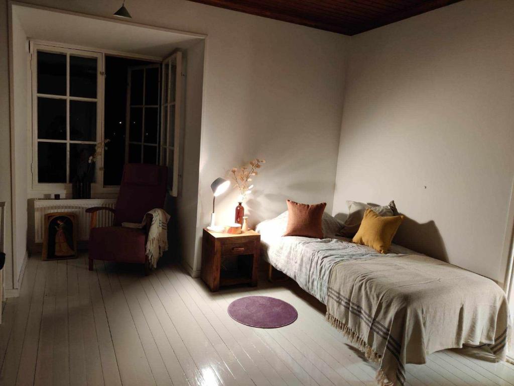 瓦尔考斯Warkhaus Apartments Korpela的卧室配有床、椅子和窗户。