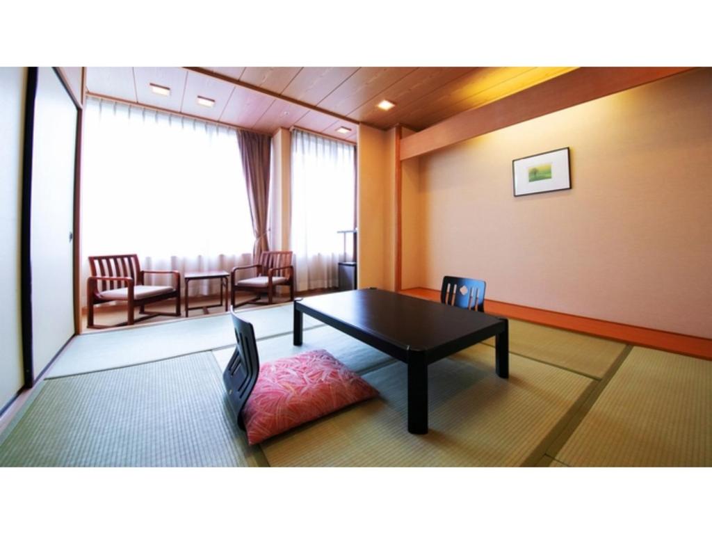 气仙沼市Kesennuma Plaza Hotel - Vacation STAY 15381v的配有桌椅和桌椅的房间