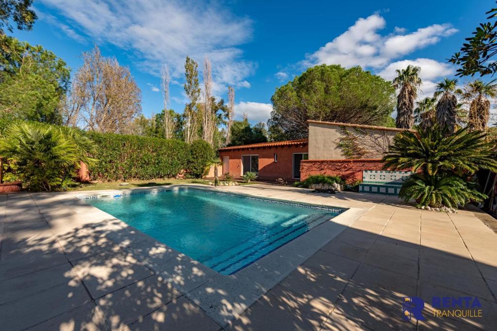 撒莱The Villa Jardin de Balata的一座房子后院的游泳池