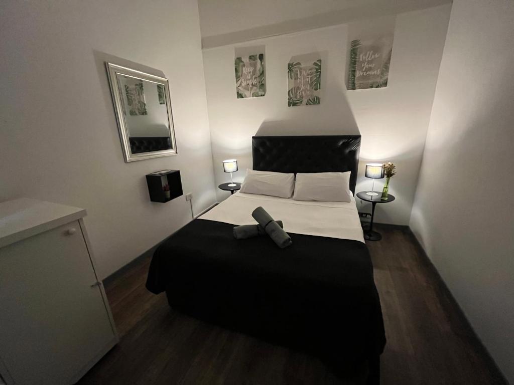布宜诺斯艾利斯PH Palermo Hostel的一间卧室配有一张床,床上还带有弓形领带