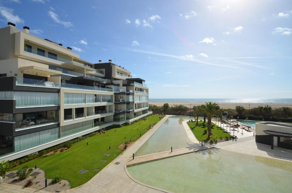 卡内拉岛Ocean Home EXCELLENT & SOLMARES的公寓大楼设有游泳池和海滩