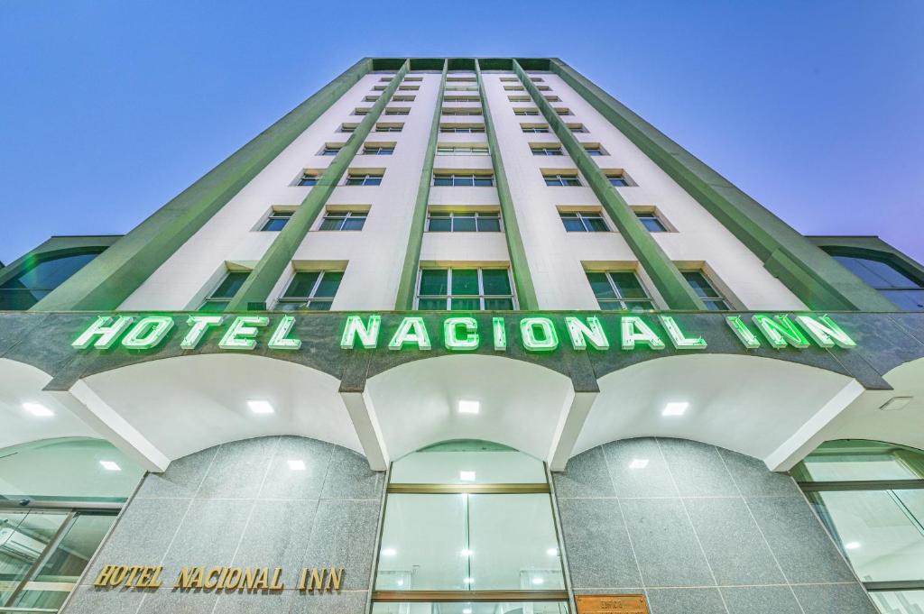 里梅拉Hotel Nacional Inn Limeira的建筑上标有酒店产地标志