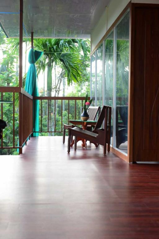 PanamaramGreens Vista Wayanad - Premium Homestay Near Natural Stream的带阳台的门廊客房