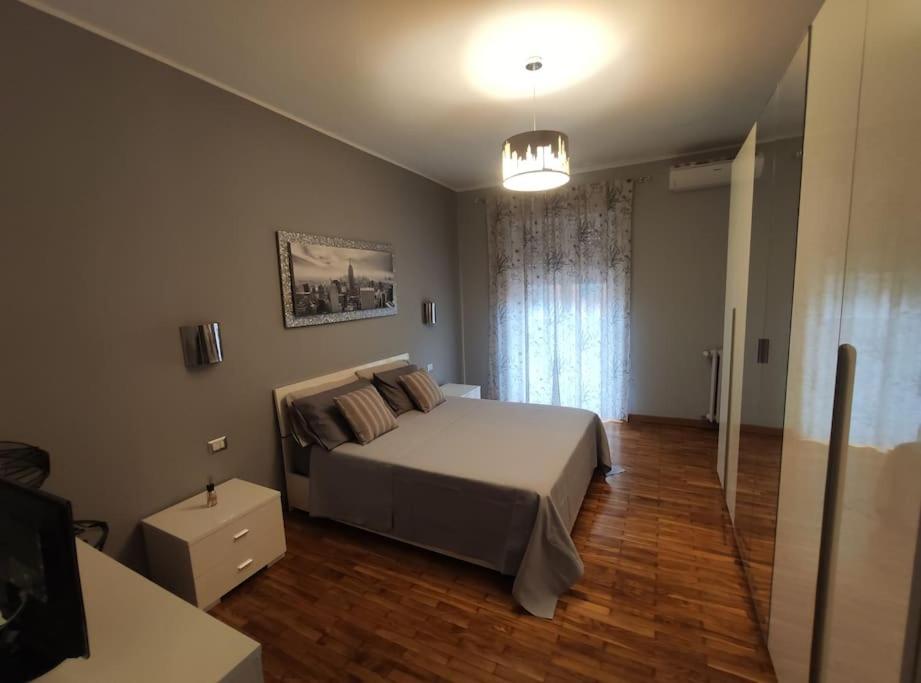 米兰La Casa di Leo - Milano Bovisa的一间卧室配有一张床,铺有木地板