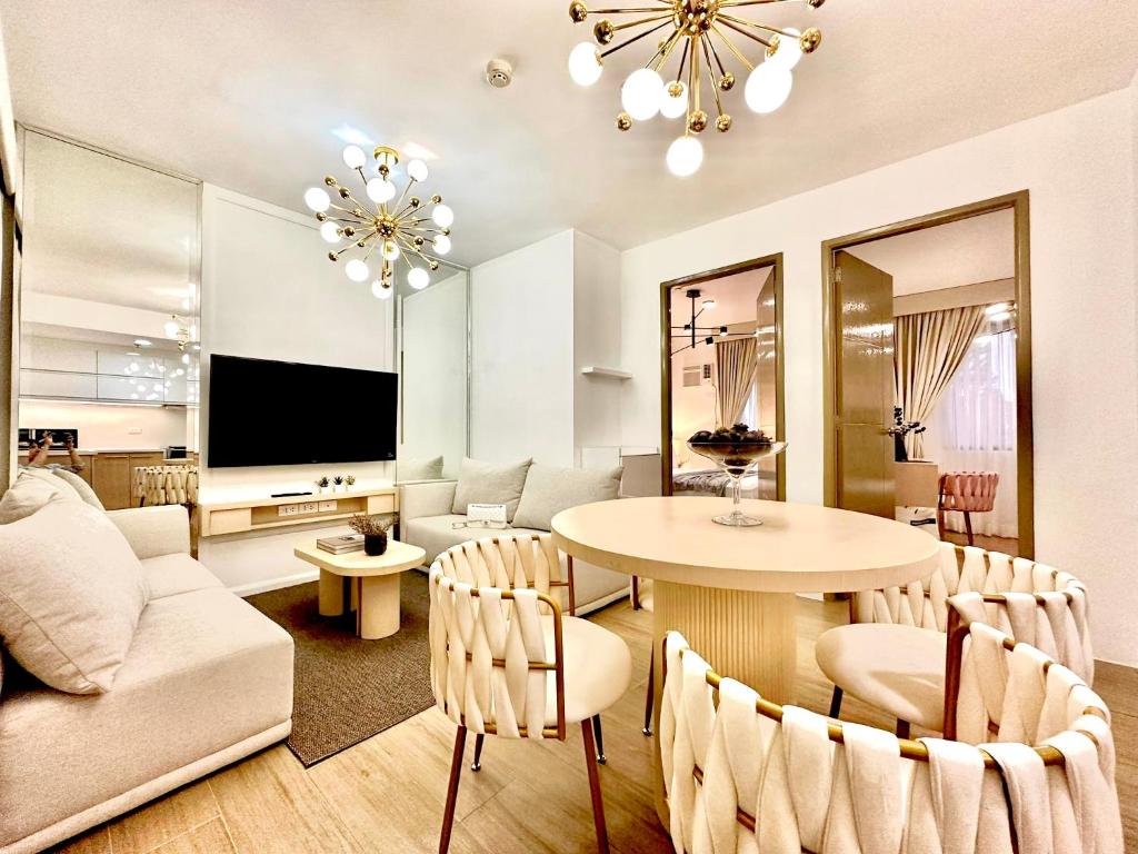 大雅台Elegant, and Family-Friendly 2BR in Pine Suites的客厅配有桌子和沙发