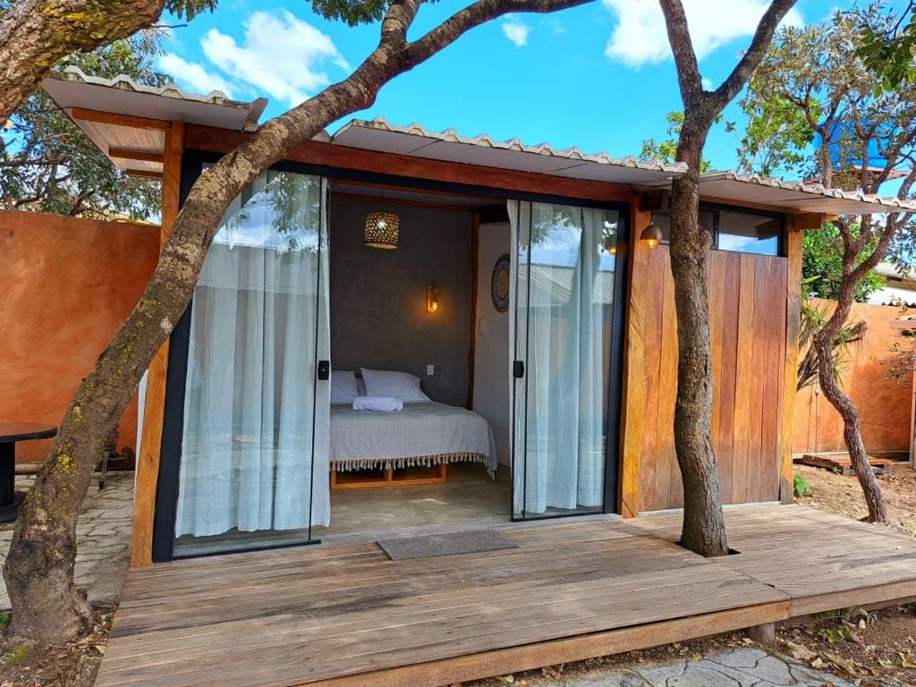 圣若热岛Casa Om - Vila de São Jorge的卧室设有玻璃门,甲板上设有一张床