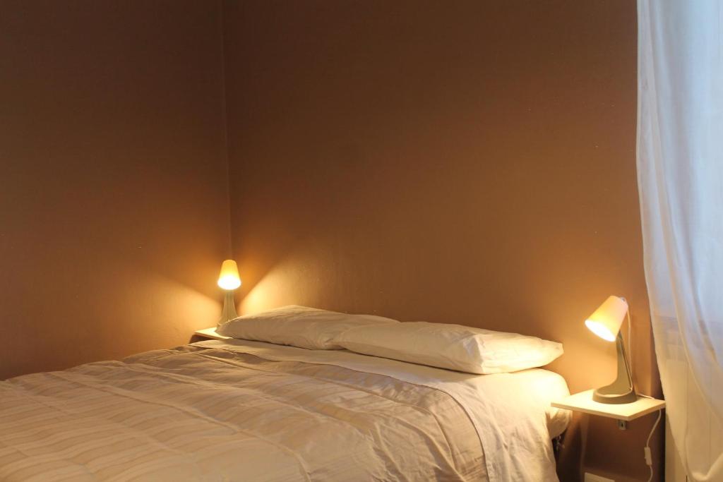 卡塞勒托瑞尼斯B&R Apartment的一间卧室配有一张带两个灯的床