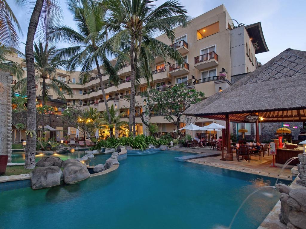 库塔库塔帕拉迪索酒店的酒店前的游泳池