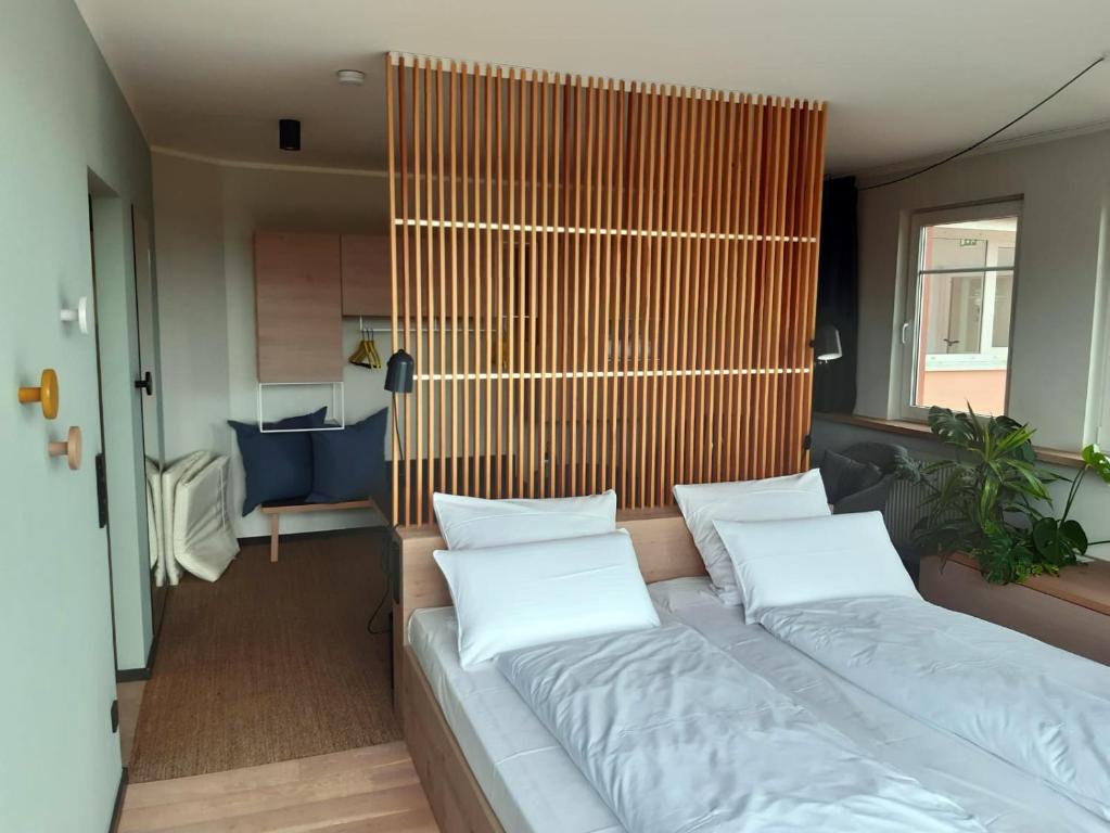 阿舍贝格Designhotel Whitman的一张床上有两个枕头的房间