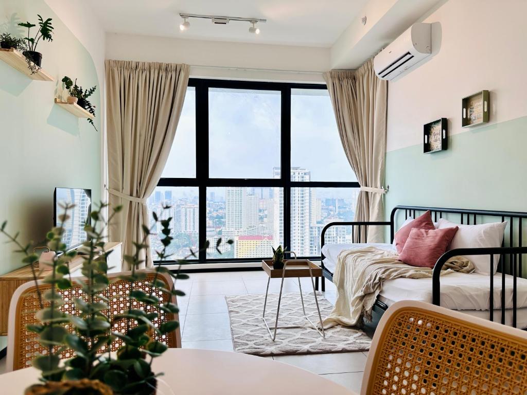 日落洞Urban Suite Cozy Family Homestay at Georgetown by Heng Penang Homestay的一间卧室设有一张床和一个大窗户