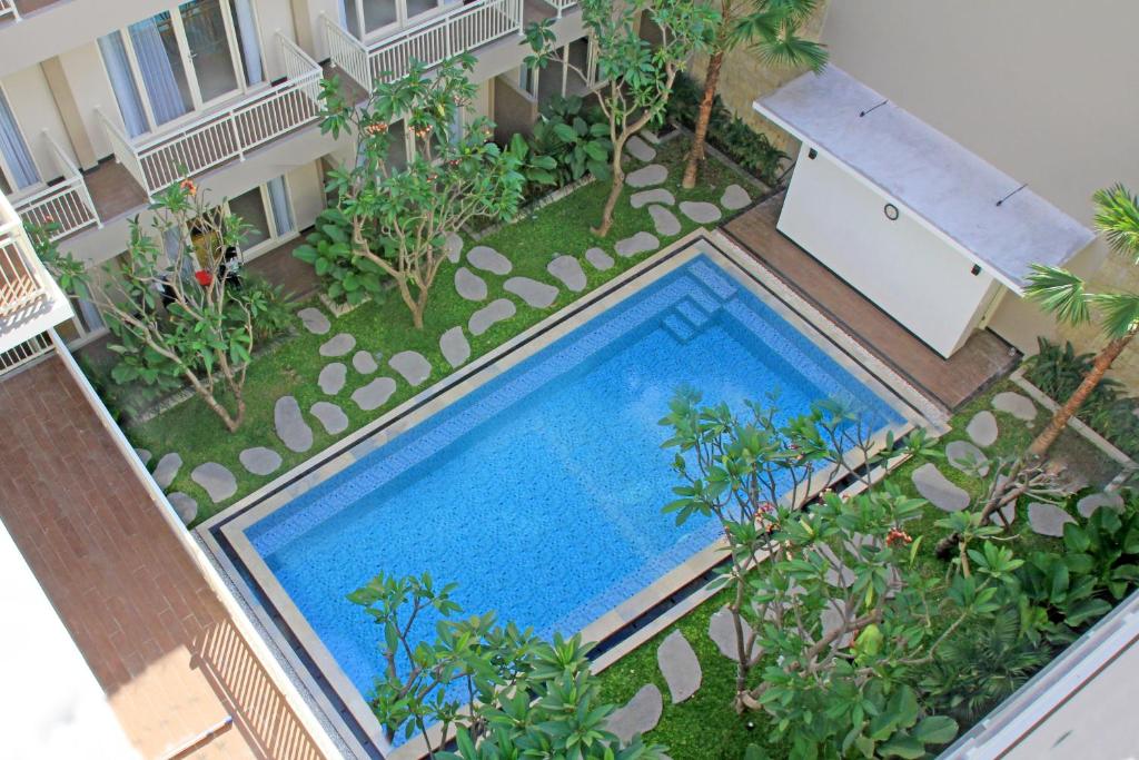 登巴萨登巴萨客选酒店的大楼游泳池的顶部景色