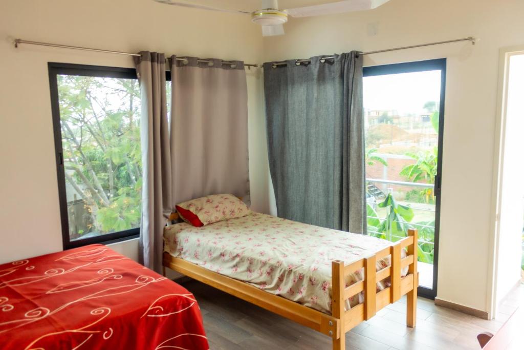 瓦哈卡市Casa Biznaga的一间卧室设有一张床和一个大窗户