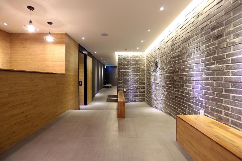 首尔8小时酒店的房屋走廊上的砖墙