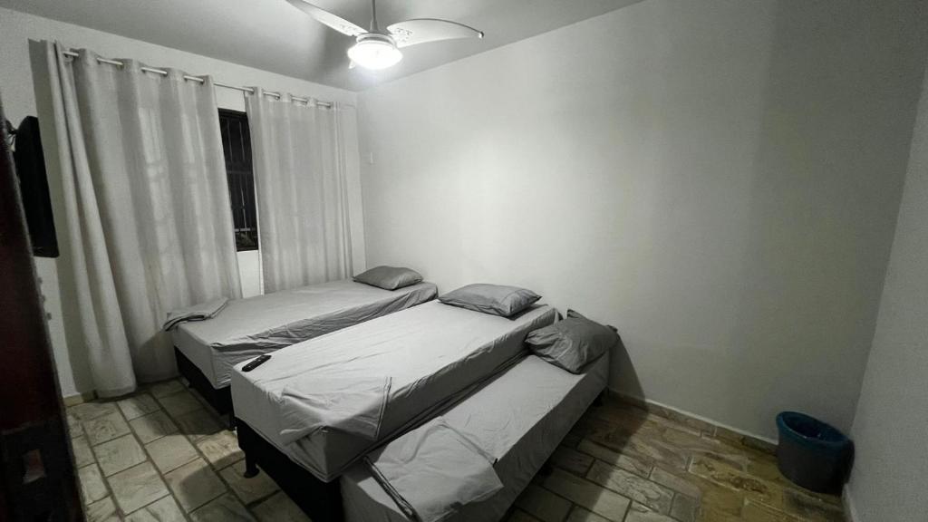 维多利亚Sossai Hostel的小型客房 - 带2张床和窗户