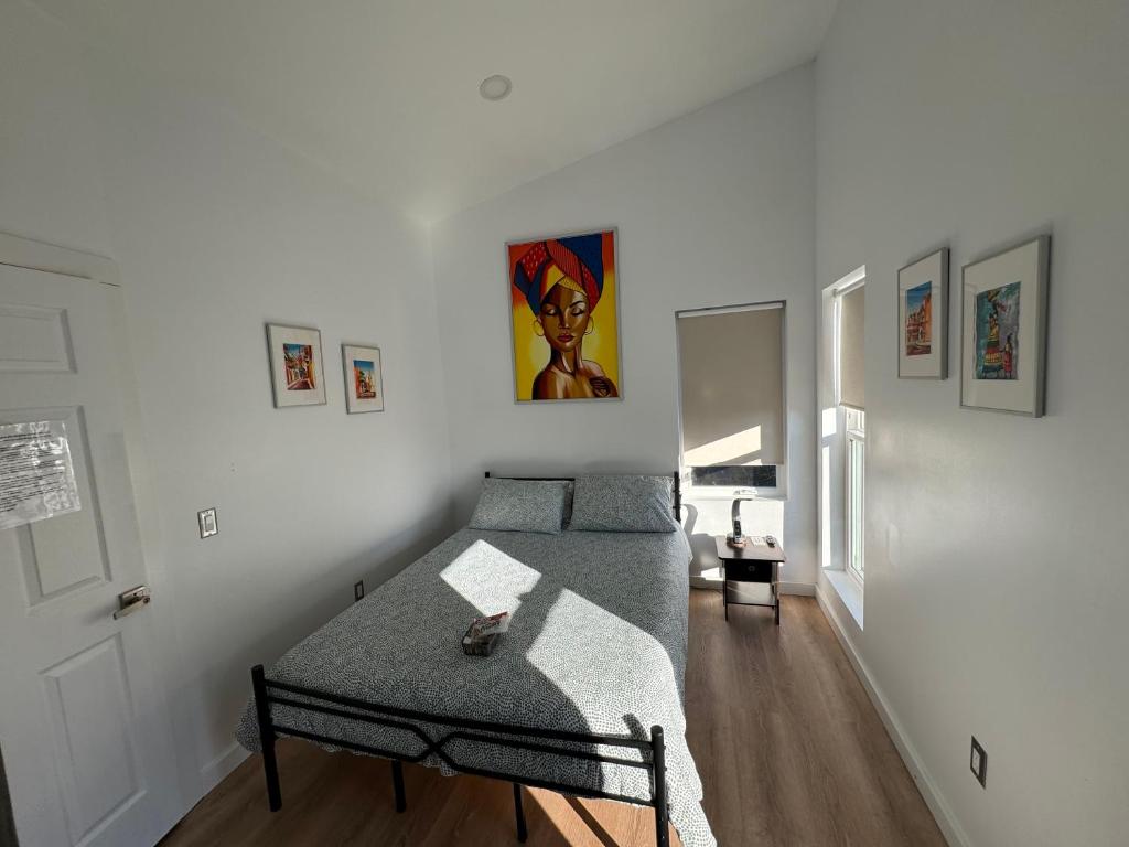 西雅图Private room in west Seattle Cartagena inspired的一间卧室配有一张床和一张桌子