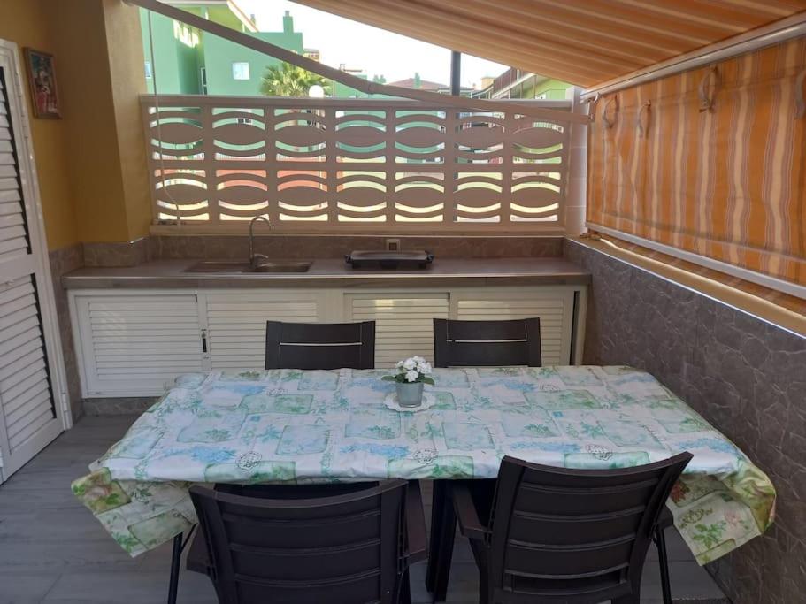坎德拉里亚Apartamento en Tenerife Islas Canarias的一张桌子和椅子,位于带桌子的阳台