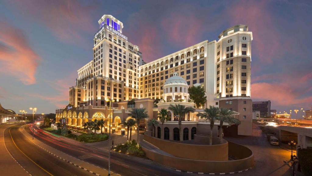 迪拜Kempinski Hotel Mall of the Emirates, Dubai的前面有一条街道的白色大建筑