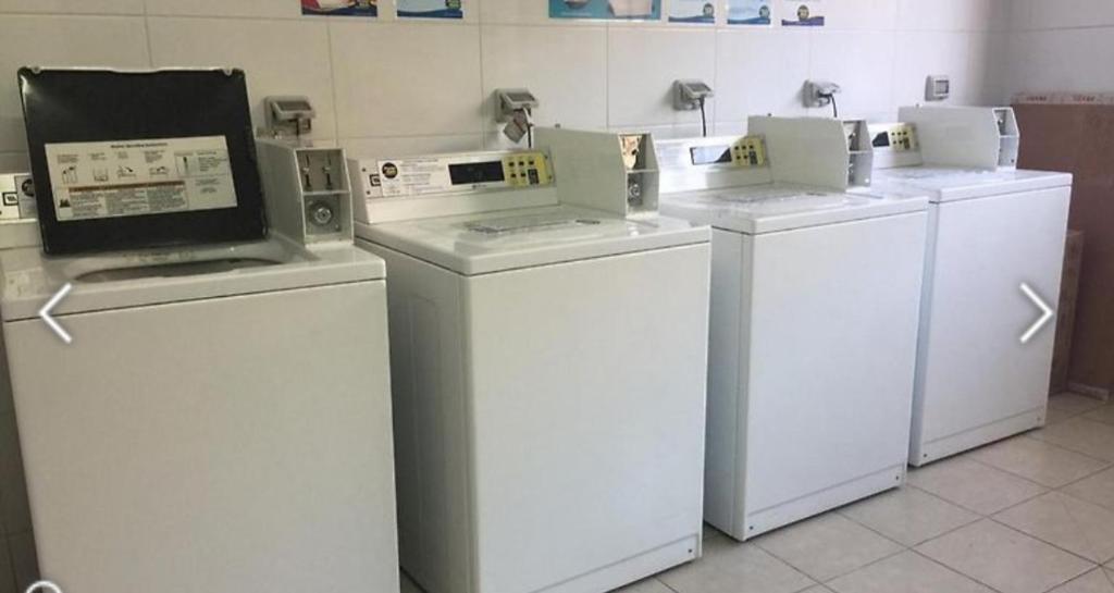 圣地亚哥San francisco 335/317的客房内的一套洗衣机和烘干机