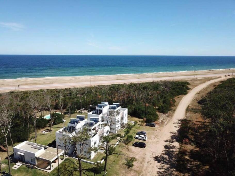 何塞伊格纳西奥Tranquilidad, playa y naturaleza的享有海滩上建筑的空中景致