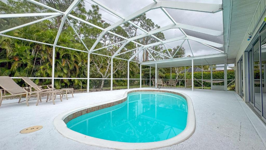 那不勒斯Paradise Naples Pool House的一个带玻璃屋顶的室内游泳池