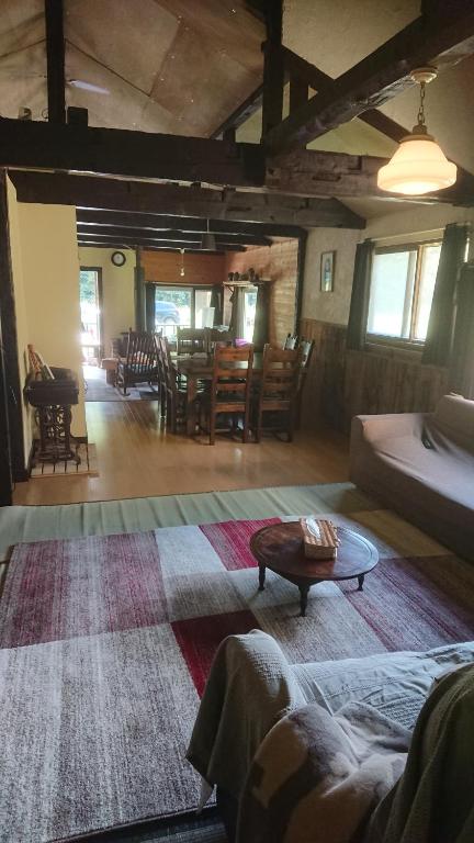 富良野Bears House的客厅配有沙发和桌子